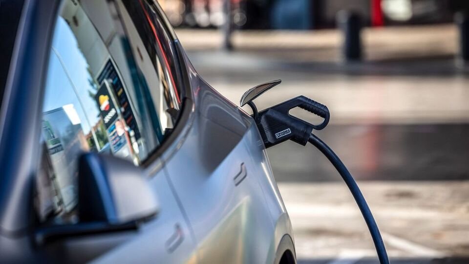 What It Really Costs to Drive: Hybrid vs CNG Cars in India Over the Long Run